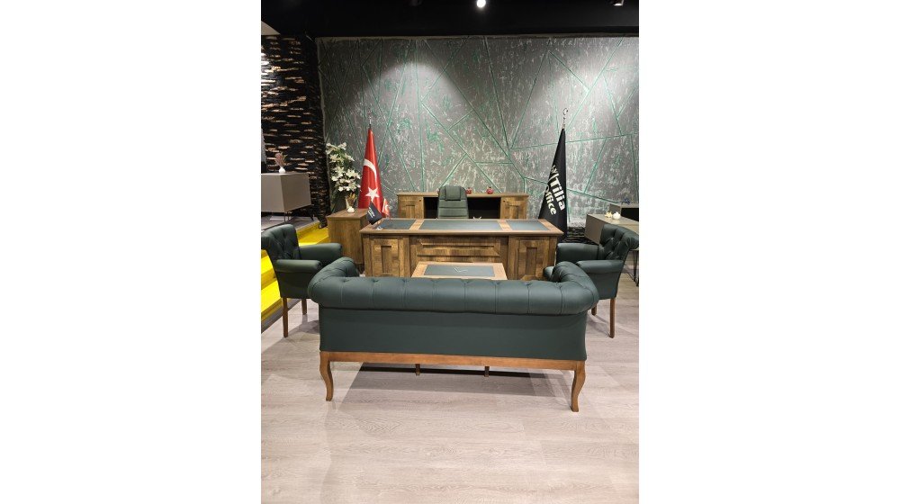 Granj rustik yönetici masa takımı, doğal ahşap dokusu, deri sümenli tablası ve klasik formlu plastik ayakları ile ofis ortamında Mini Chester koltuklar ile sergileniyor.